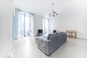 Sala de estar blanca con sofá y mesa en Gli appartamenti della Fra en Lavagna