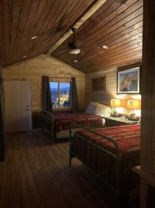 トーリーにあるThe Rim Rock Innのベッドルーム1室(ベッド2台付)、窓が備わります。
