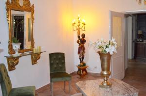 a living room with a statue of a woman on a lamp at Hotel zur Köppe in Bad Klosterlausnitz
