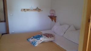 un letto con un cuscino in una stanza di Appartamento Pitagora a Scalea