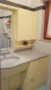 y baño con lavabo y espejo. en Gufo Azzurro, en Sulmona