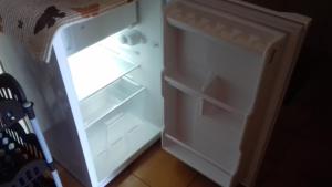 un frigorifero vuoto con la porta aperta in una cucina di Appartamento Pitagora a Scalea