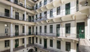 een extern uitzicht op een appartementencomplex met balkons bij Budapest Three Cats Hostel in Boedapest