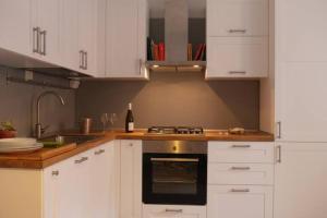 A kitchen or kitchenette at L'appartamentino