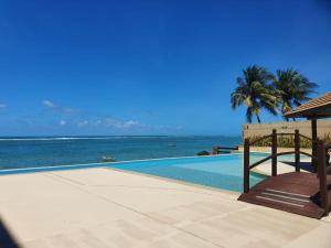 einen Pool mit Meerblick in der Unterkunft Barrabali Barra de São Miguel 326 in Barra de São Miguel