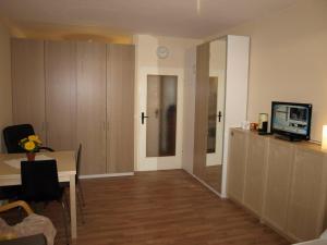 a living room with a table and a tv in a room at Apartment Rochstrasse Berlin in Berlin