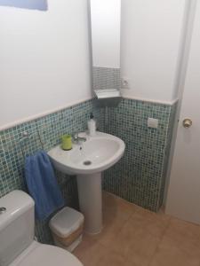 y baño con lavabo blanco y aseo. en Vandaele Home en Corralejo