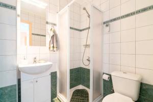 Koupelna v ubytování Stalis Cosy Apartments + 17 fotografií