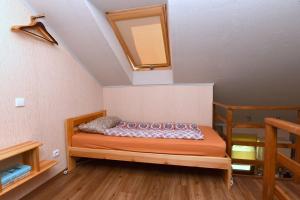 Giường trong phòng chung tại Vasarnamis Zarasuose