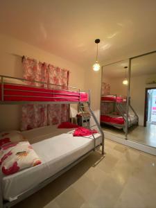 1 Schlafzimmer mit 2 Etagenbetten und einem Spiegel in der Unterkunft Residence Les Dunes POOL VIEW 3 Bedroom Apartment in Sousse