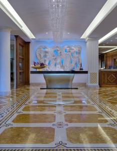 una hall con un grande dipinto sul muro di Tritone LUXURY HOTEL THERMAE & SPA ad Abano Terme