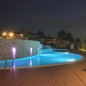 Bazén v ubytovaní Resort Borgo del Torchio alebo v jeho blízkosti