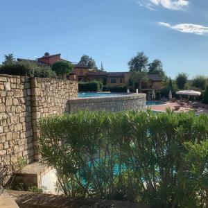 Bazén v ubytovaní Resort Borgo del Torchio alebo v jeho blízkosti