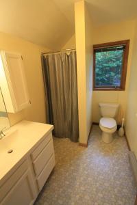 Bathroom sa Quaint Stowe Cabin