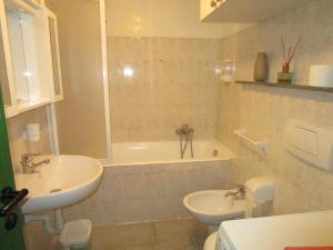 Ванна кімната в canton 520 camera matrimoniale e appartamento self check in
