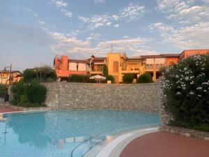 Bazén v ubytovaní Resort Borgo del Torchio alebo v jeho blízkosti