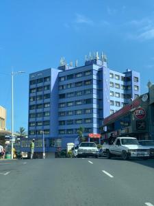 duży budynek z samochodami zaparkowanymi na parkingu w obiekcie Kings View w mieście Margate