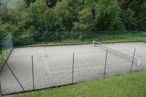 Tennistä tai squashia majoituspaikan Les Chalets du Pounant - Alpes du Léman alueella tai lähistöllä