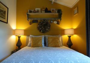 Un pat sau paturi într-o cameră la Hof van Benten