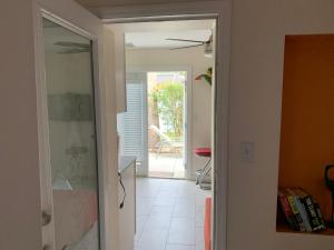 ~ Cozy In-law Apartment Close to Siesta Key ~ في ساراسوتا: ممر مع باب يؤدي إلى غرفة