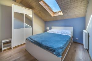 Posteľ alebo postele v izbe v ubytovaní Domki Złote Piaski Kryty Basen Sauna Jacuzzi