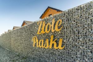 a sign on a fence that reads hole rock at Domki Złote Piaski in Jastrzębia Góra