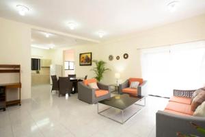 sala de estar con sofás y comedor en Hotel Caribe, en Cozumel