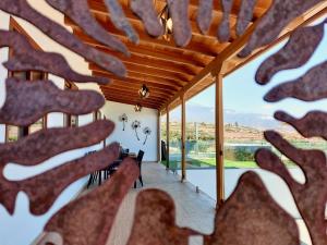 een uitzicht vanaf de achterkant van een huis met houten plafonds bij Papaya Paradise in La Orotava