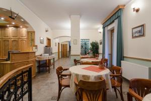 Reštaurácia alebo iné gastronomické zariadenie v ubytovaní Laetitia Panzió