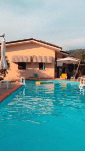 Bazén v ubytování Villa La Perla nebo v jeho okolí