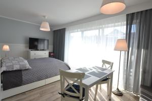 Televisyen dan/atau pusat hiburan di Darłówko Apartament Morski VIII