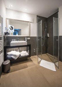 Koupelna v ubytování TWO TIMEZ - Boutique Hotel - with AC