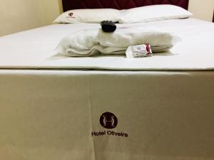 un colchón con un logotipo de hotel omaha en Hotel Oliveira - By UP Hotel, en Ipatinga