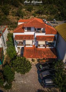 シヴォタにあるSivota Rooms Athanasiouのオレンジ色の屋根の家屋