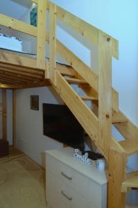 Cama elevada con escritorio y TV en Adél Apartman en Kaposvár