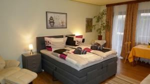ein Schlafzimmer mit einem großen Bett und einem Stuhl in der Unterkunft Hotel & Restaurant Zum Deutschen Haus in Glashütten
