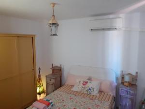 Łóżko lub łóżka w pokoju w obiekcie Apartamentos Málaga Centro Hernán Ruiz de 4 a 8 Personas