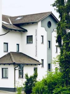 un edificio blanco con ventanas negras en Ferienwohnungen Hecker, en Bad Gögging