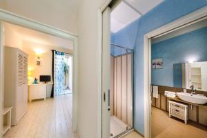 a bathroom with a sink and a toilet and a tub at Hotel La Villa Del Mare in Cagliari