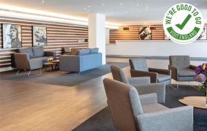 The lobby or reception area at St Giles Heathrow &ndash; A St Giles Hotel 