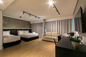 サンパウロにあるYou Stay at Vila Olimpia - ITCのベッド2台と椅子があるホテルの部屋 +58枚の写真