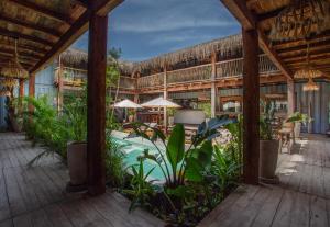 um pátio exterior com uma piscina e plantas em Meteora Stay & Coffeehouse Tulum em Tulum