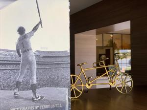 uma foto de um homem com uma raquete e uma bicicleta em The Dylan Hotel at SFO em Millbrae