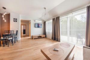 salon ze stołem i jadalnią w obiekcie Apartament4siostry65 w mieście Ustronie Morskie