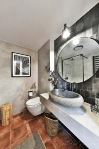 a bathroom with a sink and a toilet and a mirror at Betty's Place in Zabierzów