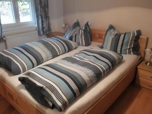 ein Bett mit vier Kissen darüber in der Unterkunft Dirnbergerhof in Mondsee