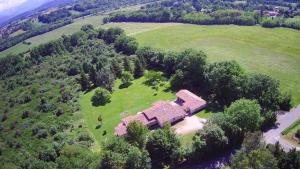 een luchtzicht op een oud huis in een veld bij Maison indépendante 42m2. Calme et verdure :) in Landorthe