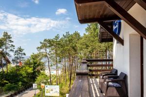 史督托芙的住宿－梅瓦旅館，阳台配有椅子,享有海景。