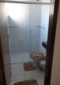 y baño con aseo y ducha. en Casa Serena Jacumã, en Jacumã