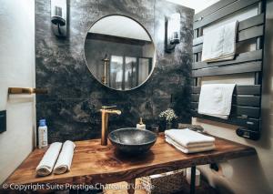 Bilik mandi di Suite Prestige Château Uriage - Escapade romantique